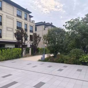 鹤岗 芝麻白与芝麻白搭配铺装，尺寸1200*600