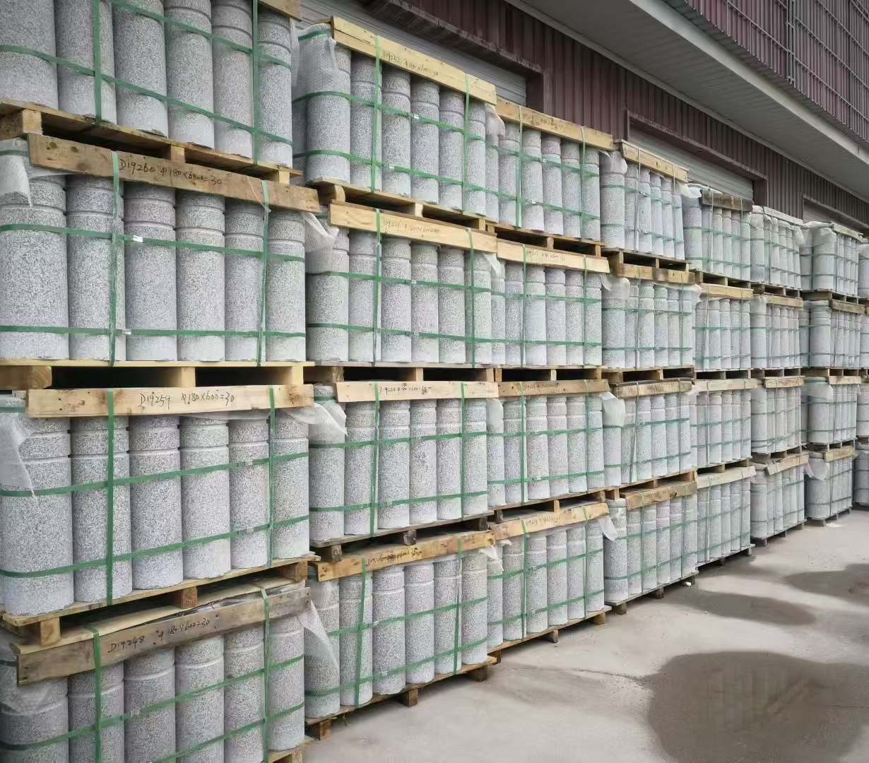 鹤岗 芝麻白挡车柱、阻车桩、隔离柱