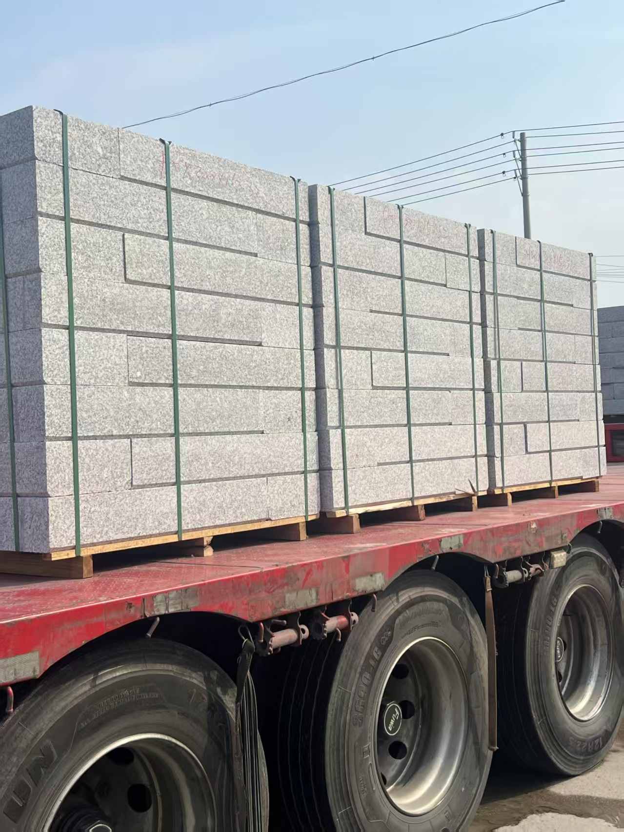 鹤岗 芙蓉白路沿石装车