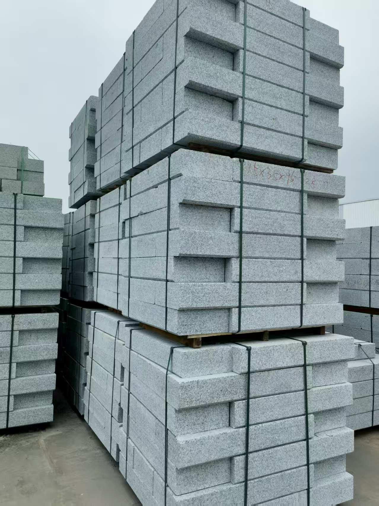 鹤岗 路沿石，板板正正的路沿石