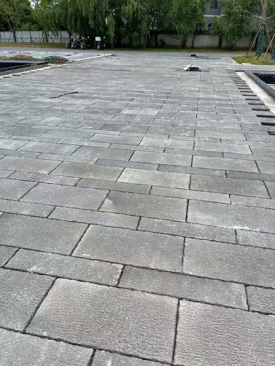 鹤岗 工地仿古石铺装现场实拍