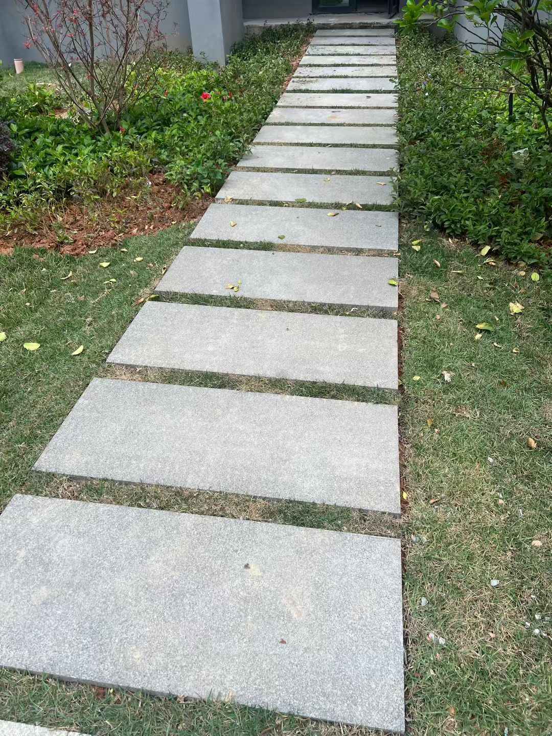 鹤岗 芝麻黑小区踏步、汀步石铺装效果