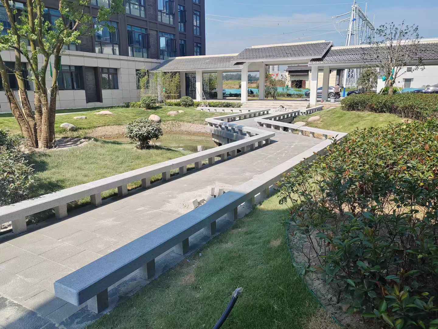 鹤岗 芝麻灰小区坐凳&栏杆安装效果