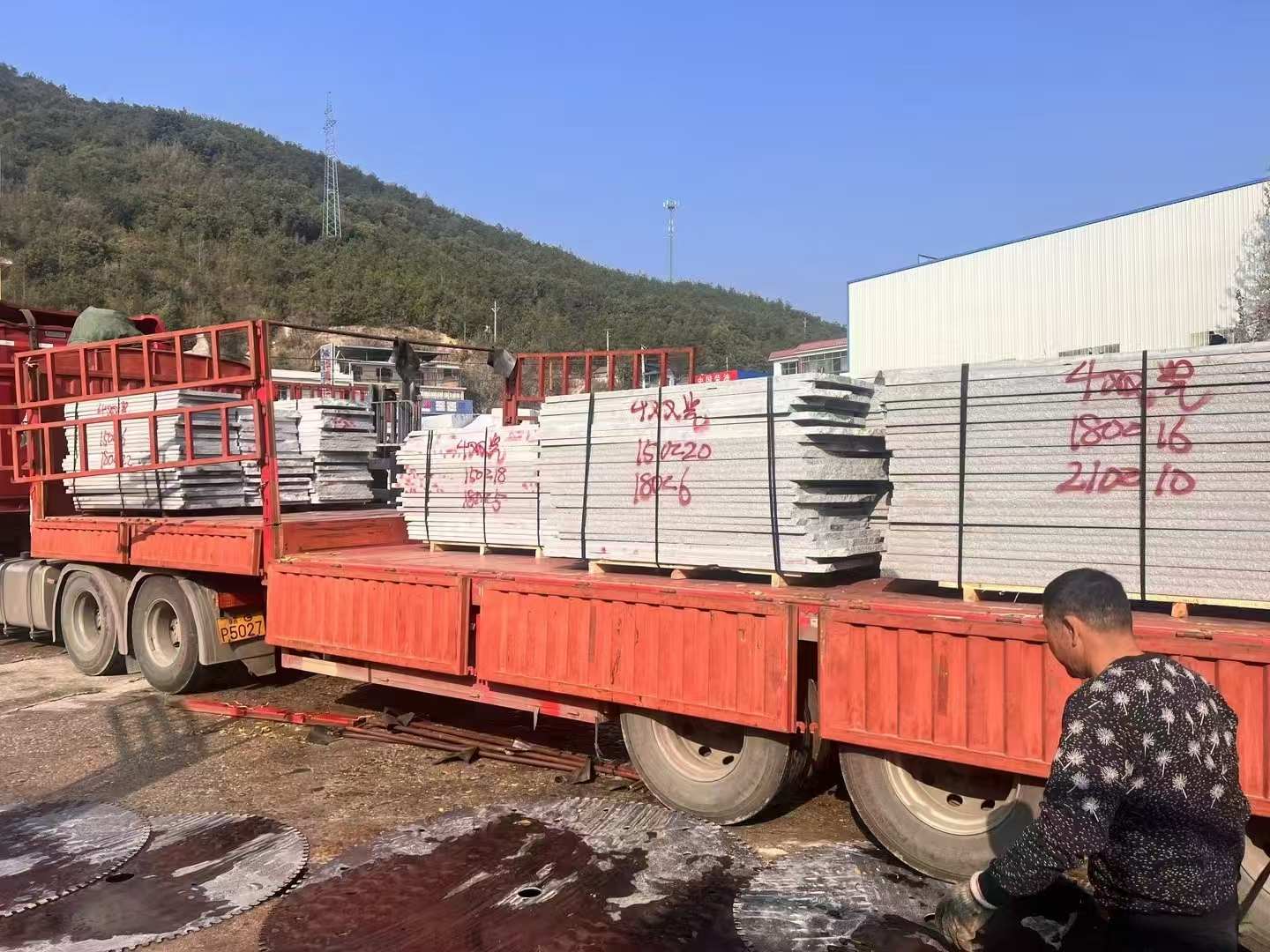 鹤岗 芝麻灰花岗岩光面毛板出货日常