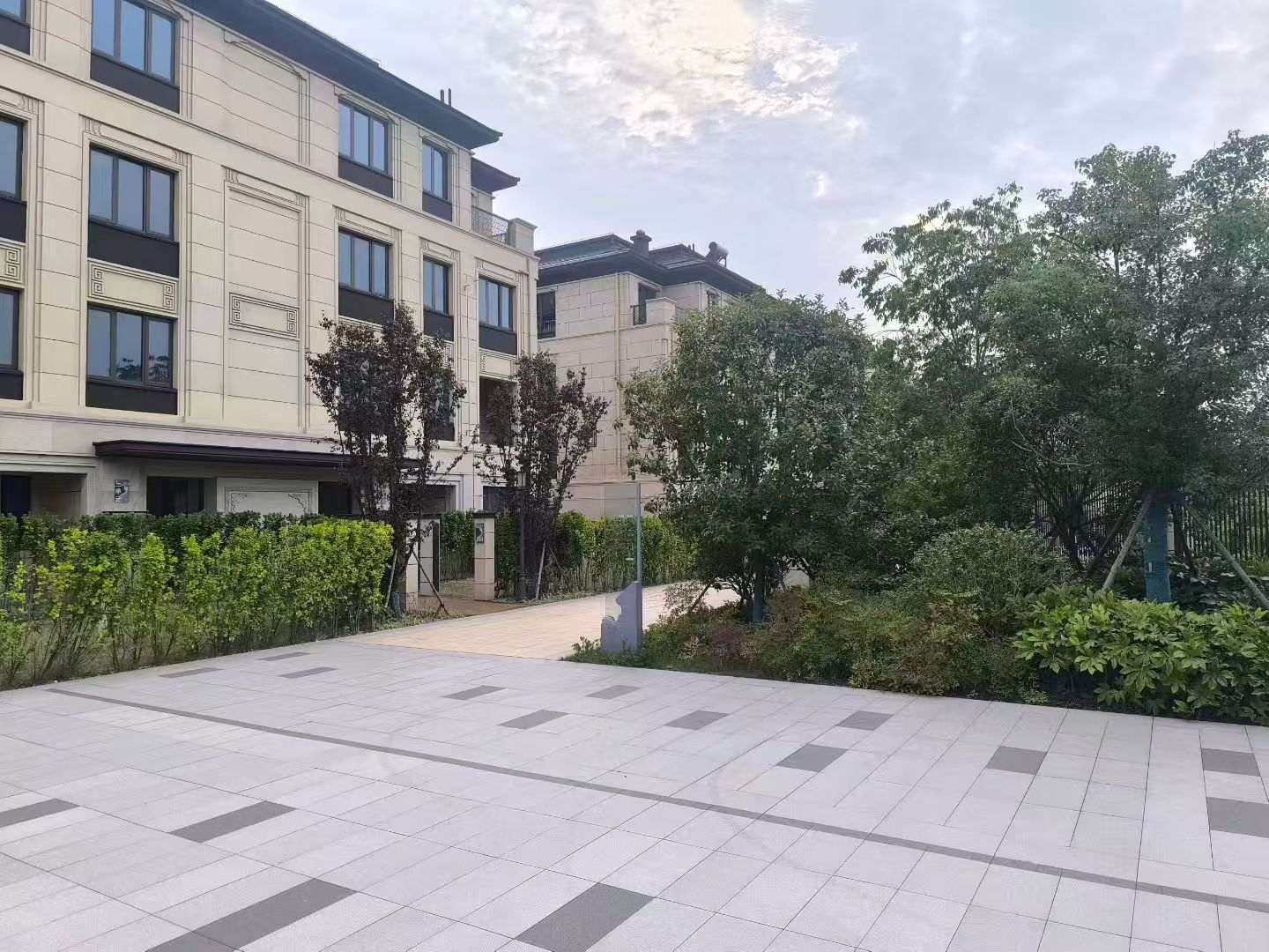 鹤岗 芝麻白与芝麻白搭配铺装，尺寸1200*600