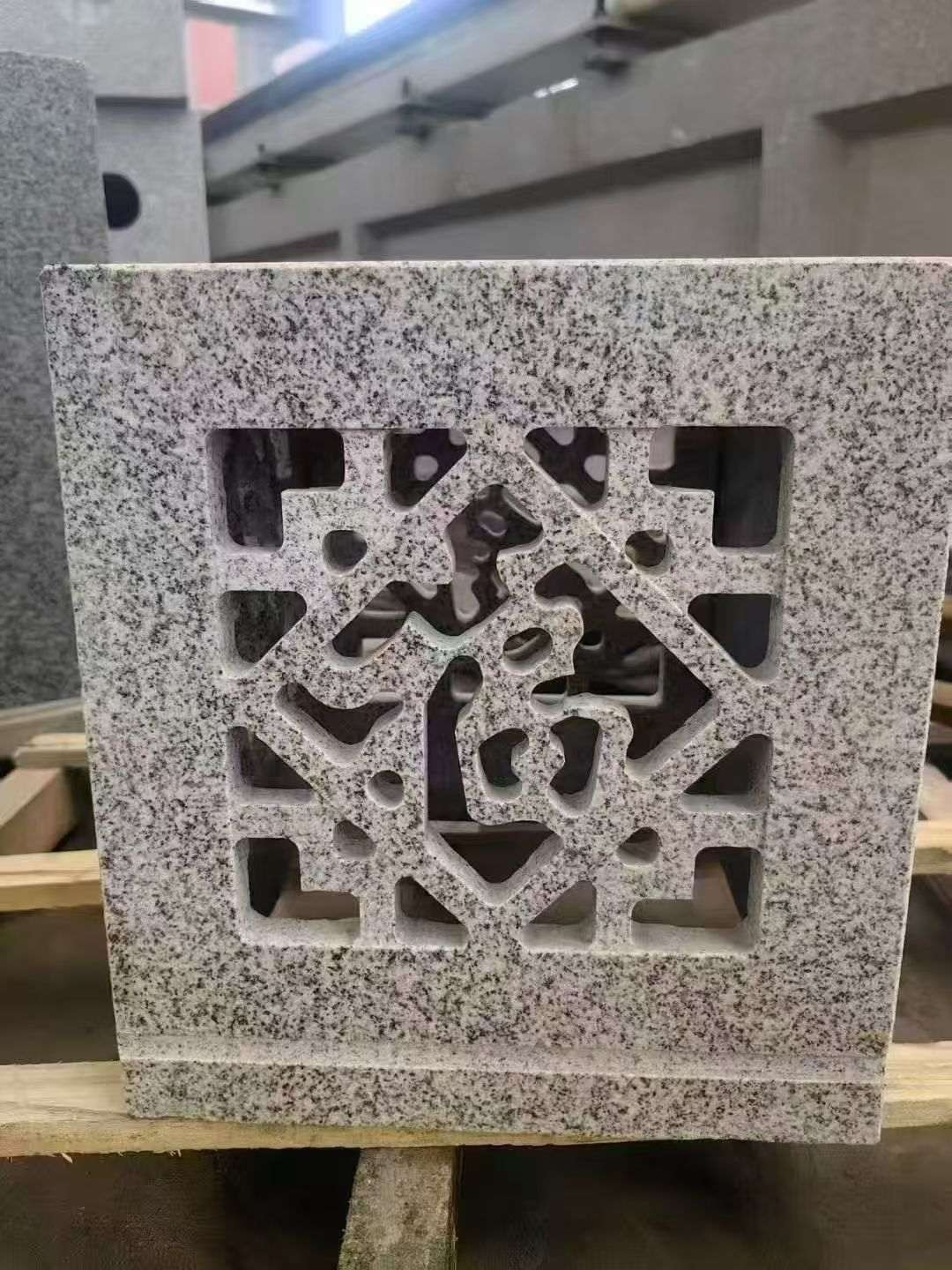 鹤岗 芝麻白花岗岩镂空雕花灯笼